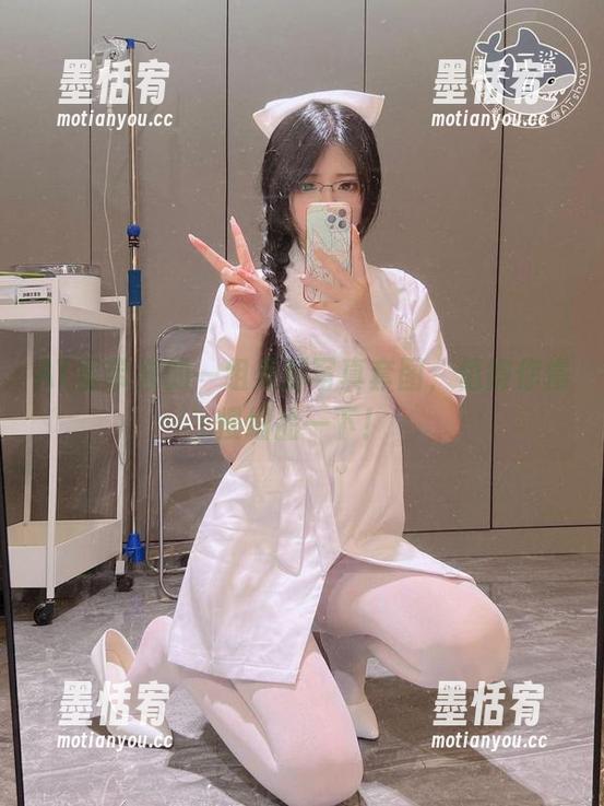 AT鲨带来的一组美脚写真套图，值得你慢慢细品一下！