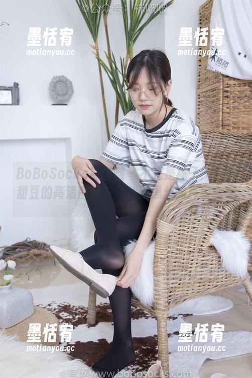 BoBoSocks袜啵啵 - 不止是袜子：在小甜豆的高清图册中寻找厚黑丝的真实意义。