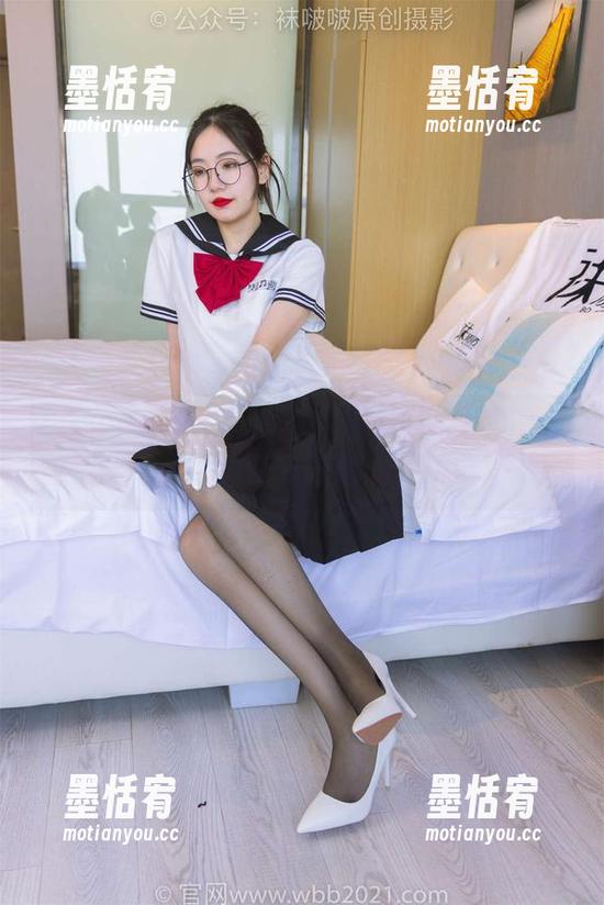 BoBoSocks袜啵啵 - 有趣的甜甜圈和图包，蓝莓剧情的花絮总是让人嘴角上扬。