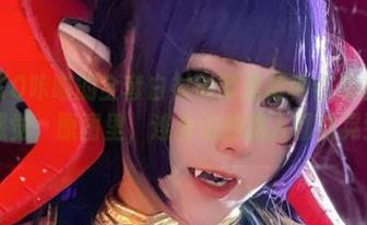 KANEKO咔喵的全套白衬衫就是那种容易被阳光炒熟的感觉，原图里，连旁边的路人都被晃到了！