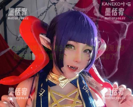 KANEKO咔喵的全套白衬衫就是那种容易被阳光炒熟的感觉，原图里，连旁边的路人都被晃到了！