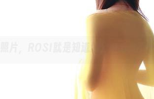这张水手服照片，ROSI就是知道怎么拍出点不一样的东西。
