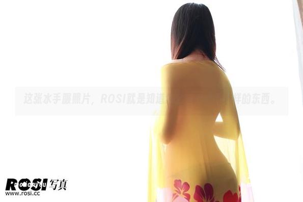 这张水手服照片，ROSI就是知道怎么拍出点不一样的东西。