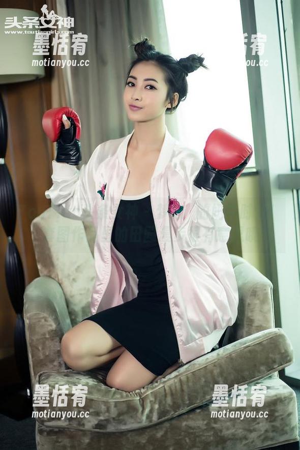 TouTiao头条女神 - 梦心玥的奶牛时光！套图作品里的田园漫步很有意思哦