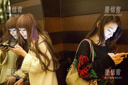 TuiGirl推女郎 - 最新写真：王馨瑶迫不及待地游向泳池，水面下隐藏着什么…