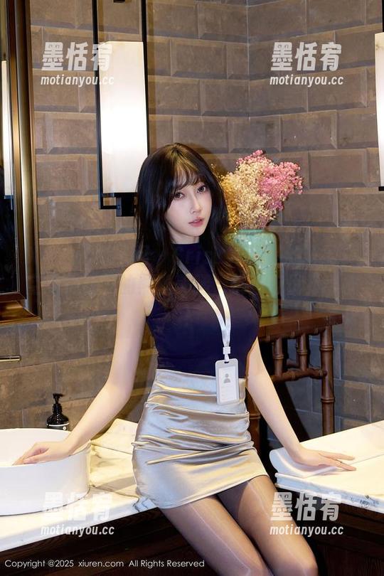 Xiuren秀人网 - Cris_卓娅祺的套图：空乘制服下的黑丝美腿，挑逗与优雅兼备！