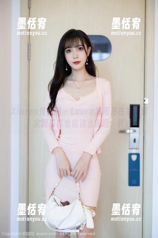 Xiuren秀人网-Laura苏雨彤 Xiuren秀人网 - Laura苏雨彤在家闲逛,定制写真也能这么随意、真诚