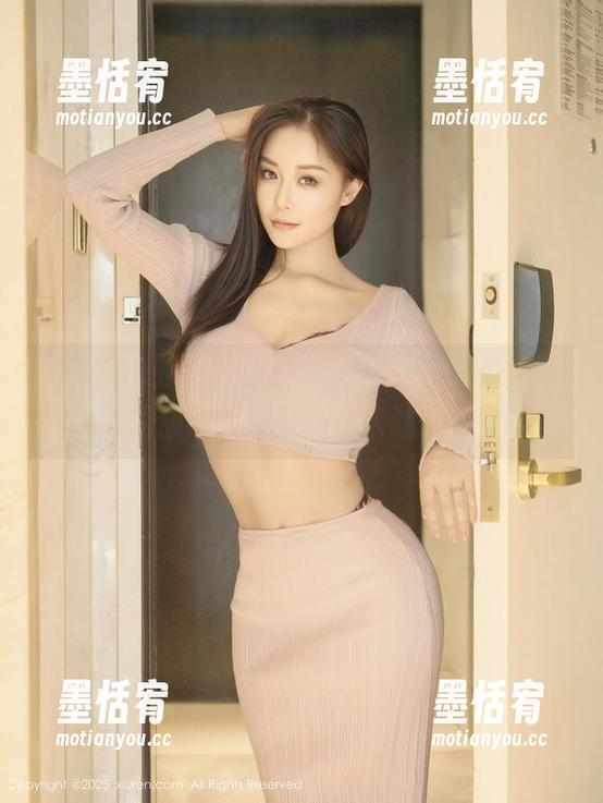 Xiuren秀人网-月野兔美妞 Xiuren秀人网 - 轮廓迷醉,月野兔美妞的旗袍到底有多让人驻足?