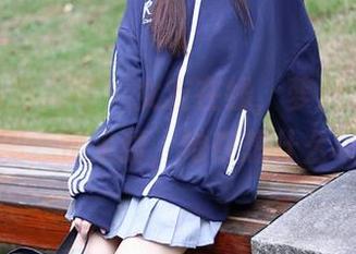 Xiuren秀人网 – 女友在线，萝莉悠悠酱的美图，快来猜，她在想什么呢？