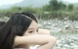 在紫色韵味下,eloise软软的福利作品是视觉上的温柔一击。