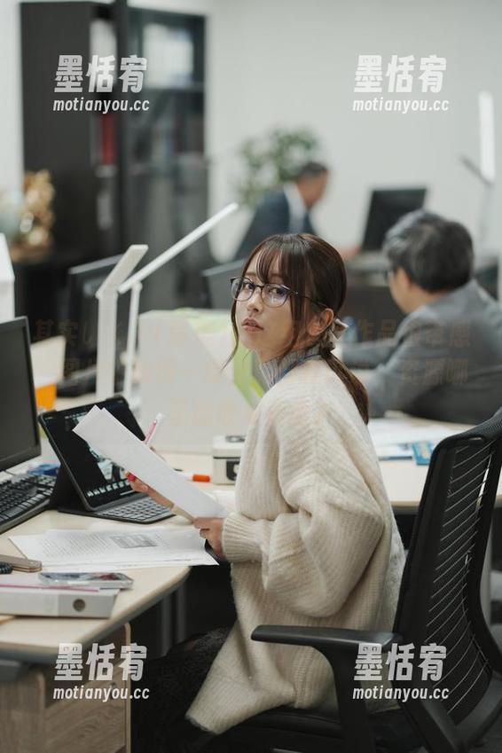 其实いくみ(育美)的这组灰丝作品很带感，图片中的每一缕阴影都在诉说，资源哪里能收集齐全？