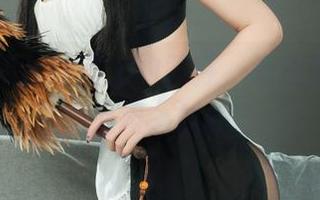 丽柜 – 躺在沙滩上的黄芬，海边图册里的“悠闲”时刻。