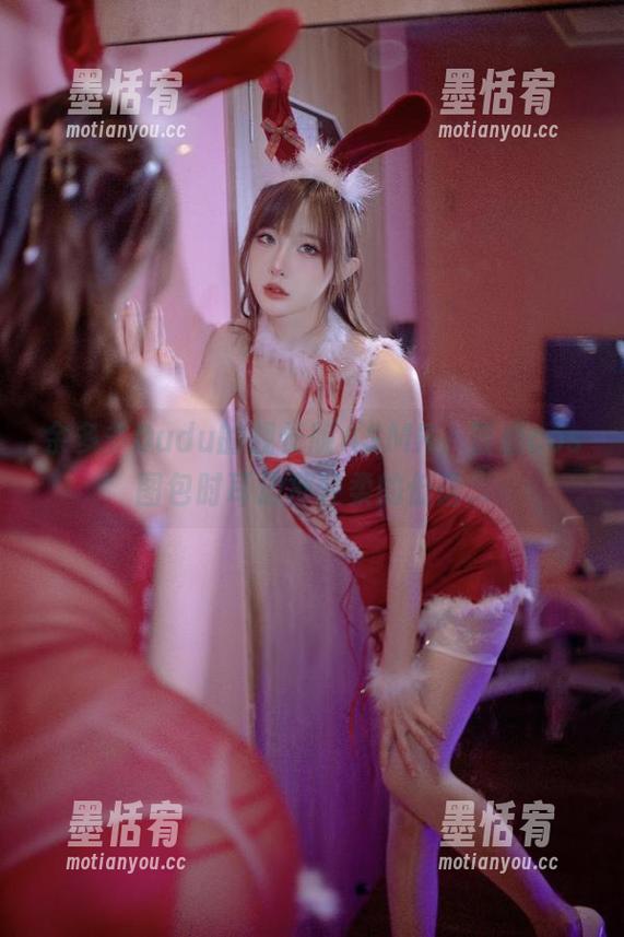 余多多Dudu的舰长版ASMR，查看cos图包时耳边那轻柔的低语...