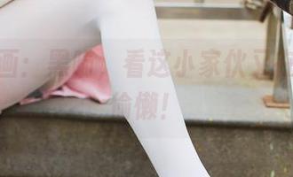 兔玩映画:黑喵,看这小家伙又在优雅地偷懒!