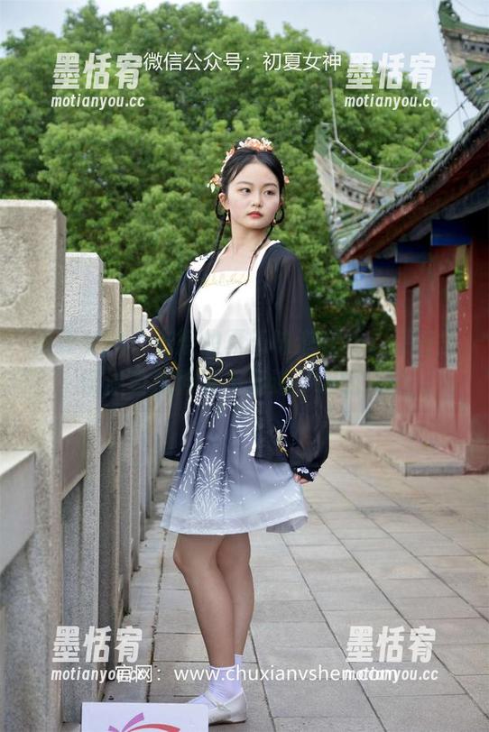初夏女神-安妮 初夏女神 - 安妮的夏天味道在线,原图里漫溢着那种说不清道不明的迷离