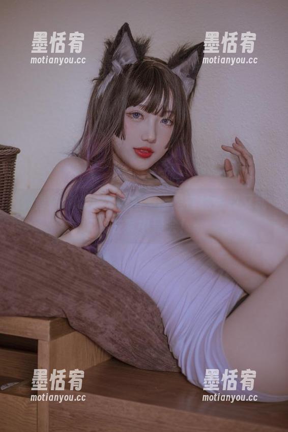 刺青Poi的少女私拍，像是在约会却又瓦解在家中聚会！