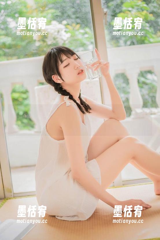 周叽是可爱兔兔这次的写真作品甜心，让我想问：“甜到什么程度？”