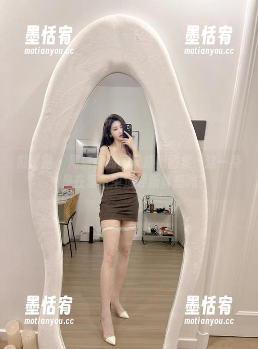 周妍希 微密圈 - 周妍希的国风旗袍图集:这一身,是在复古中追寻新鲜感吗?