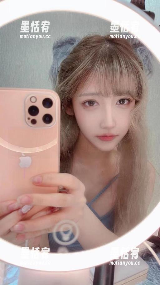 听说啾小妍Deer的新cos是金发芭比，下载或不下载，纠结下一秒。