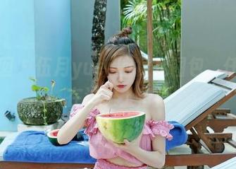 嗲囡囡 – 伍月yuer的裸足图包，任性地在沙滩上留痕