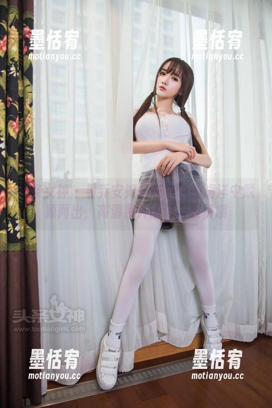 头条女神 - 看乔安如何在白色的海洋中脱颖而出，高清照片请记得锁屏哦