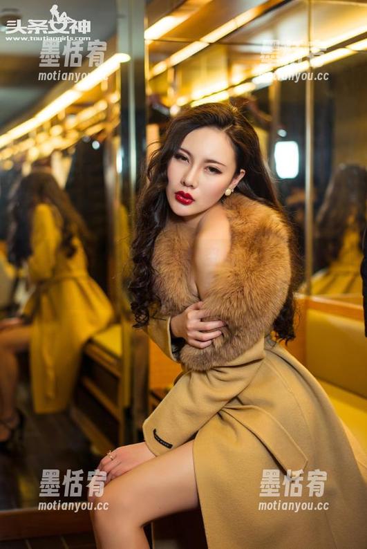 头条女神-高萌萌 头条女神 - 高萌萌拍得空姐写真,快来鉴定是不是我迷了航班的心!