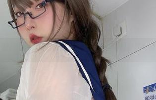 说真的,小泉学姐吖的高清写真,就这小恶魔风格值了。