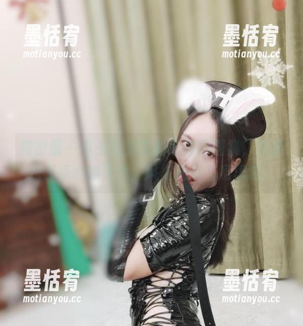 微密圈 - 小玉吃果冻的黑渔网图集，搞得我有点心神不宁，风格还挺有意思的。