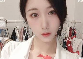 微密圈 – 小玉吃果冻的在线写真：这豹纹和尾巴搭配得，真是让人有些神驰！