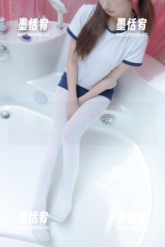 少女秩序 - 小鱼：你见过带眼镜的超模吗？全套原图给你，保证从此不再低头看手机！