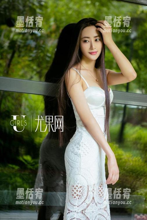 尤果网 - 看吧，原图中的镂空让小欧显得那么随意又迷人，真想多停留一会儿。