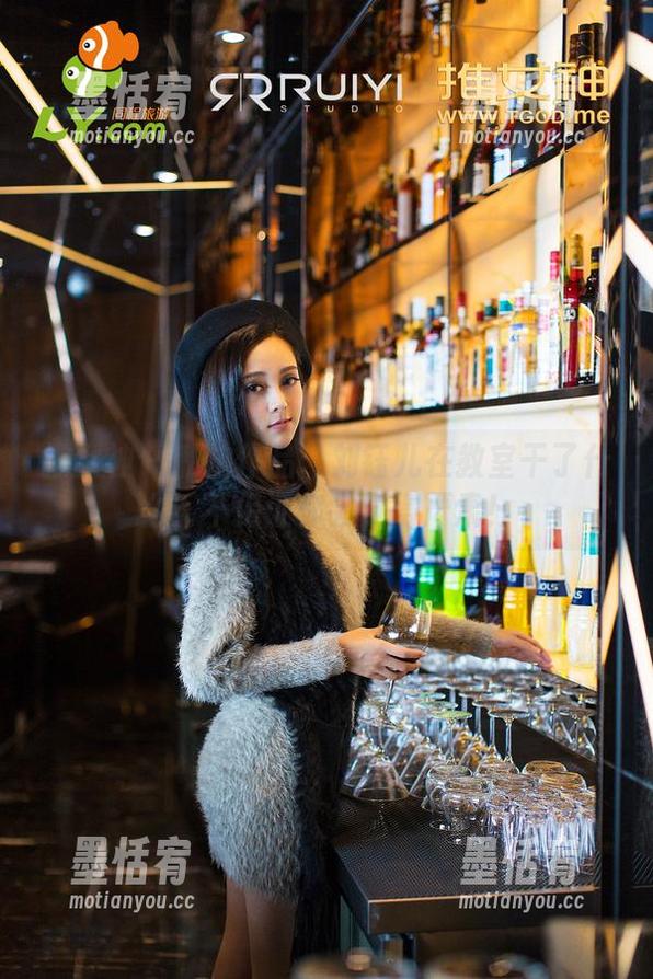 推女神 - 私拍作品：刘钰儿在教室干了什么？不保证你会觉得严肃！
