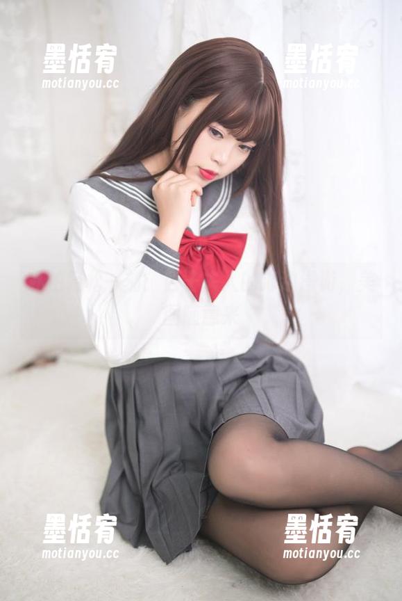 私拍轻松一刻：杏子夫人的海边漫游，美图随意来