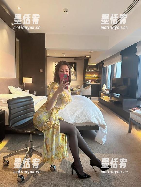 微密圈 - 新鲜出炉！果儿Victoria美腿图册，不知道这腿每天都求几份营养？