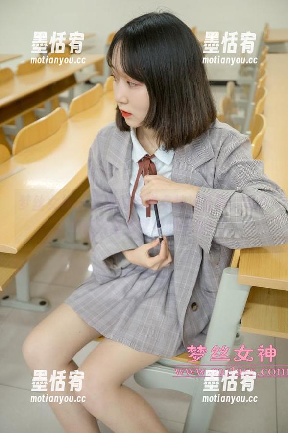 梦丝女神 - 灵唯的电喵女神浴缸图，适合贴在浴室当壁纸的头条！