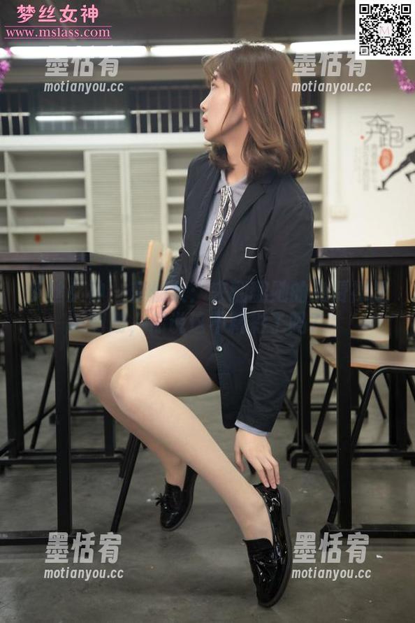 梦丝女神 - 莹仙女：来翻翻她的免费裸足图册，你说这不精彩了吗？