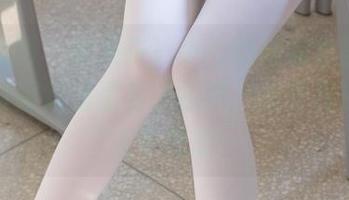 森萝财团 – 刚发布！小七的短裙套图，哎呀，明明知道是为了拍照，结果我还是陷入了联想…