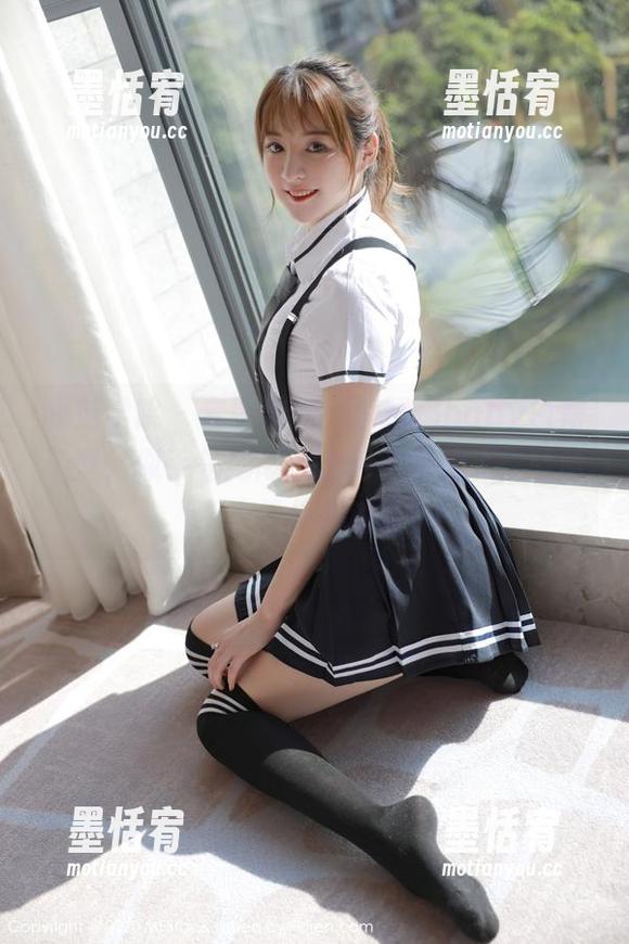 模范学院 - 套图流出，李颖煊baby白裙造型，似乎是把南风往裙子里藏了，哈哈，这是什么道理？