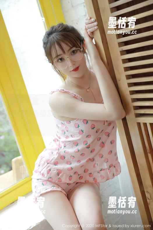 模范学院-柳侑绮Sevenbaby 模范学院 - 私拍与和服的巧妙拼接,图片里的柳侑绮Sevenbaby似乎在跟我们眨眼