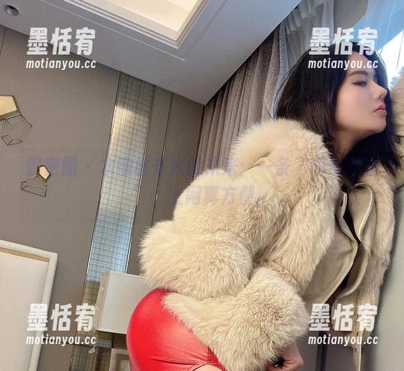 水蜜桃米米 微密圈 - 水蜜桃米米的米米:一条“肉色亮丝”,上网真方便。