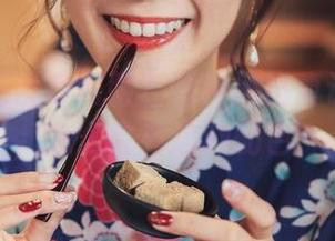 私拍泥泥汝穿和服?这种风格真让人挠头,怎么会有这种配色…