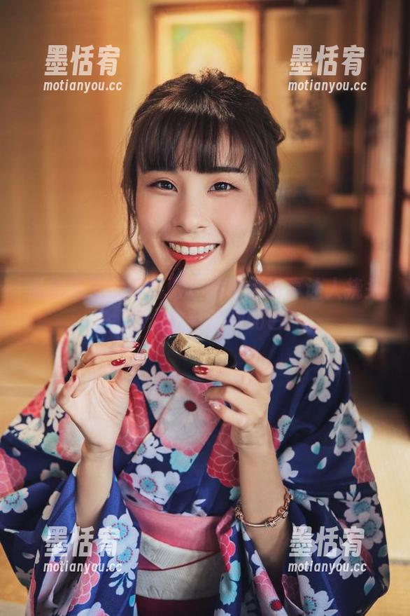 私拍泥泥汝穿和服？这种风格真让人挠头，怎么会有这种配色…
