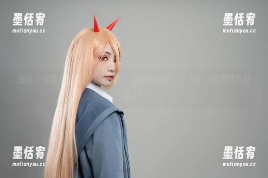 爆机少女喵小吉海边原图分享：海浪年年才二三十岁，我却已快掉发了！