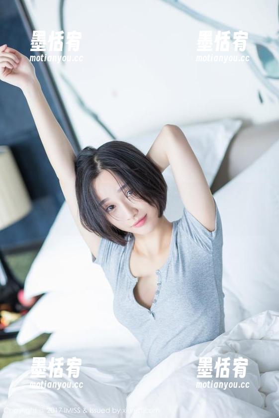 爱蜜社 - 在这儿，杨紫嫣的吊带写真好像把空气都变得轻盈了。