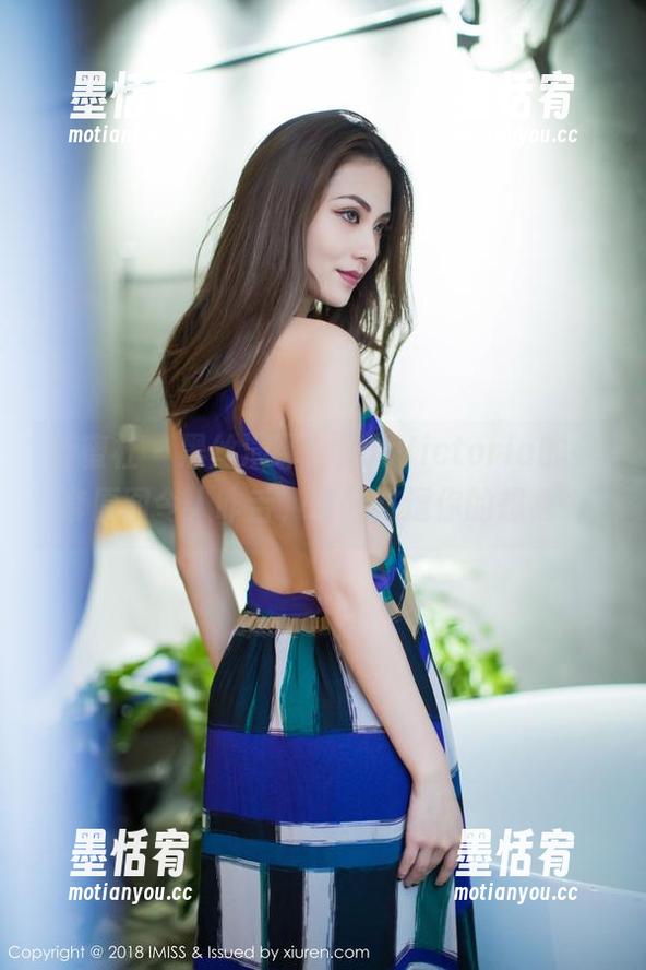 爱蜜社 - 黑丝演绎，果儿Victoria的全套原图令人咋舌，轻轻挑逗你的想象力