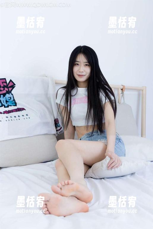 物恋传媒 - 眼镜和猫耳，组合得够奇特的，案例猫耳这波羞涩风格真不错，壁纸也该换换！
