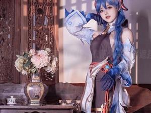图册里的白莉爱吃巧克力女仆，衣服似乎不够遮挡啊！