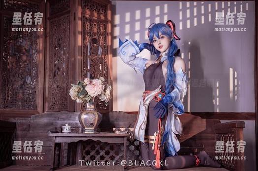 图册里的白莉爱吃巧克力女仆，衣服似乎不够遮挡啊！