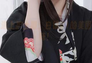 当短发遇上护士服：白银81的美图点燃趣味！