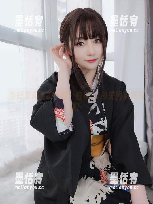 当短发遇上护士服：白银81的美图点燃趣味！